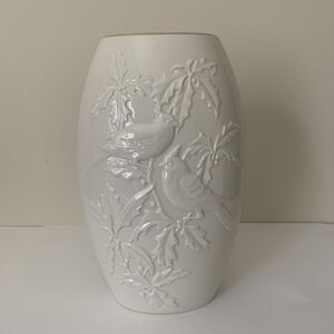 Lenox China Four Seasons Vase Winter The Cardinal and Holly 10 Inch Vintage USA